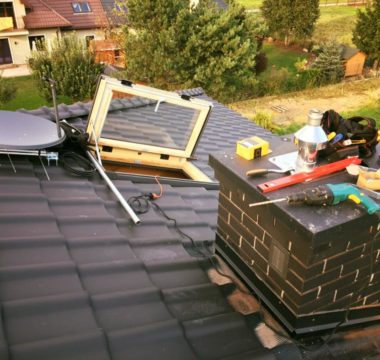 Montaż zestawu anten na dachu